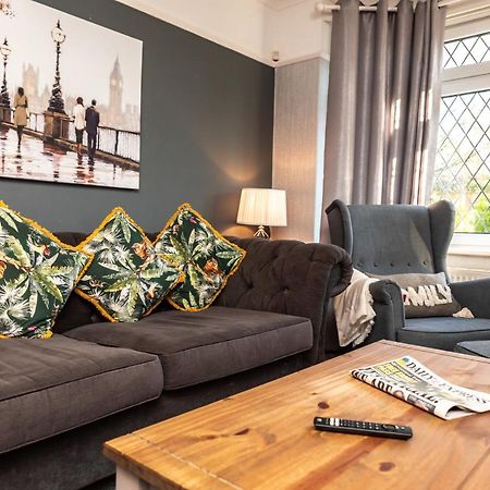 Cheerful 3-Bedroom Douglas House With Patio เซาธ์แธมป์ตัน ภายนอก รูปภาพ